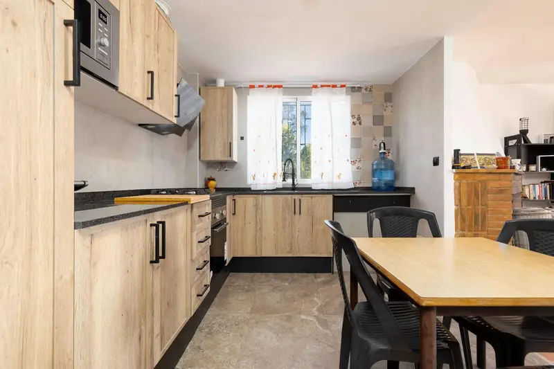 Chalet en venta en Cheste con terreno amplio y placas solares