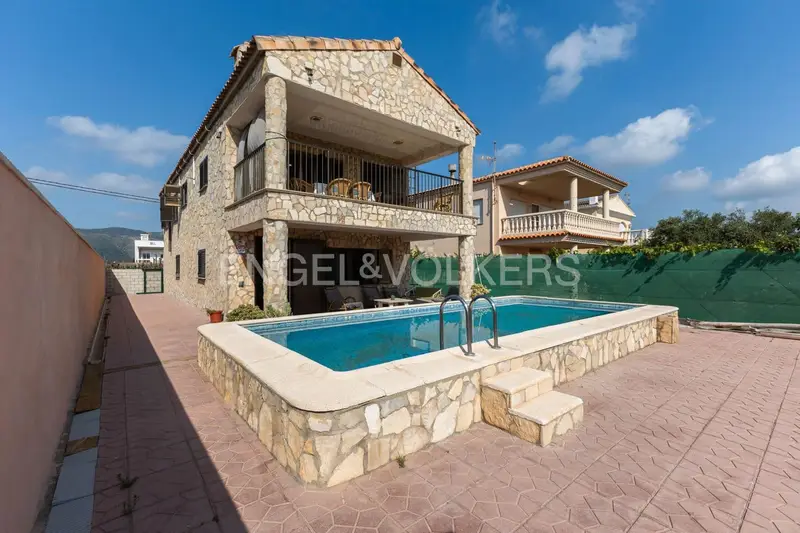 Chalet en alquiler con piscina y acceso a la playa en Tavernes de la Valldigna