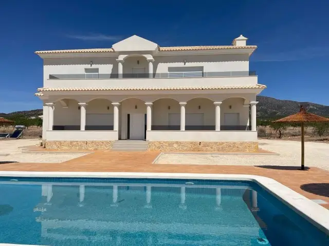 Chalets de Lujo en Pinoso con Piscina - 3 o 4 Dormitorios