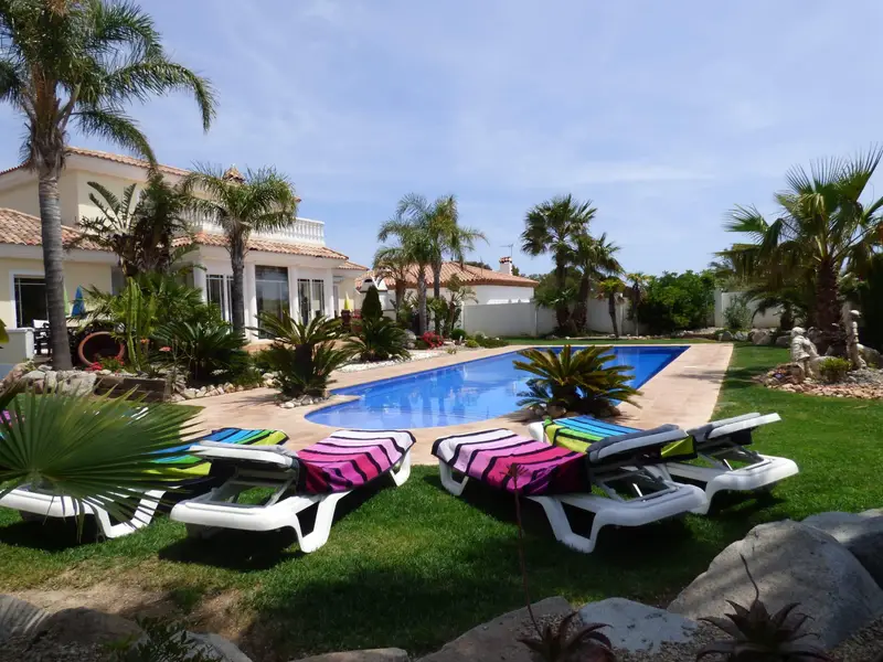 Villa con Licencia Turistica 9 habitaciones Piscina Privada Jardin Tropical