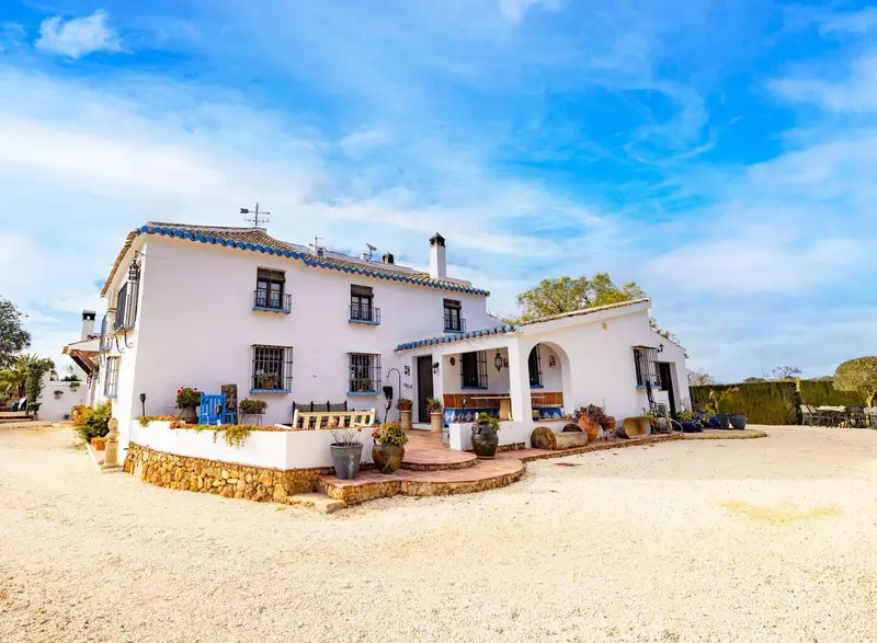 Cortijo de Lujo con 2 Casas: Piscina, Jardines y Vistas Panorámicas