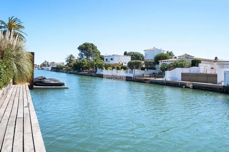 Casa en Empuriabrava con Amarre y Piscina