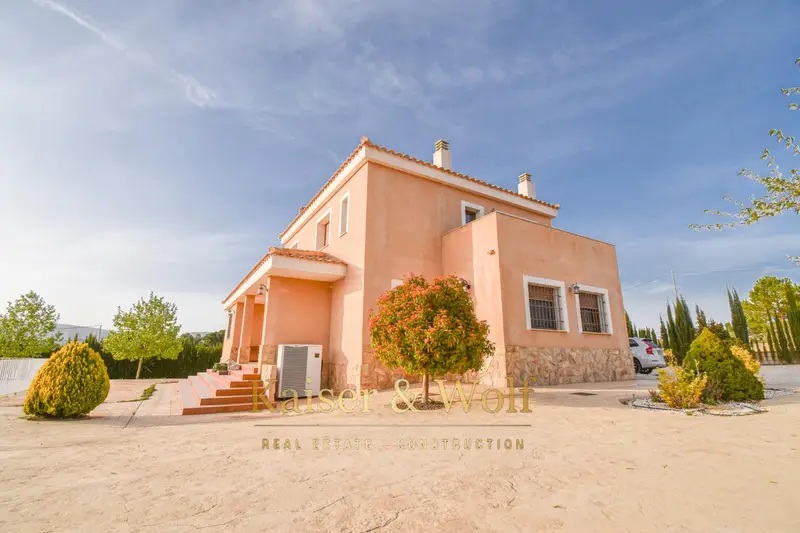 Venta Chalet con Piscina en Villena 370m2