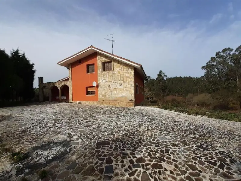 Chalet en Gozón con 7 dormitorios y garaje para reformar