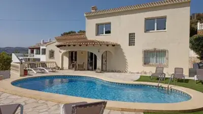 Chalet en Teulada con Piscina Privada para Familias