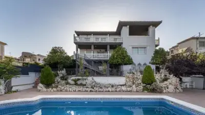 Chalet Independiente de Lujo en Albolote con Piscina y Vistas