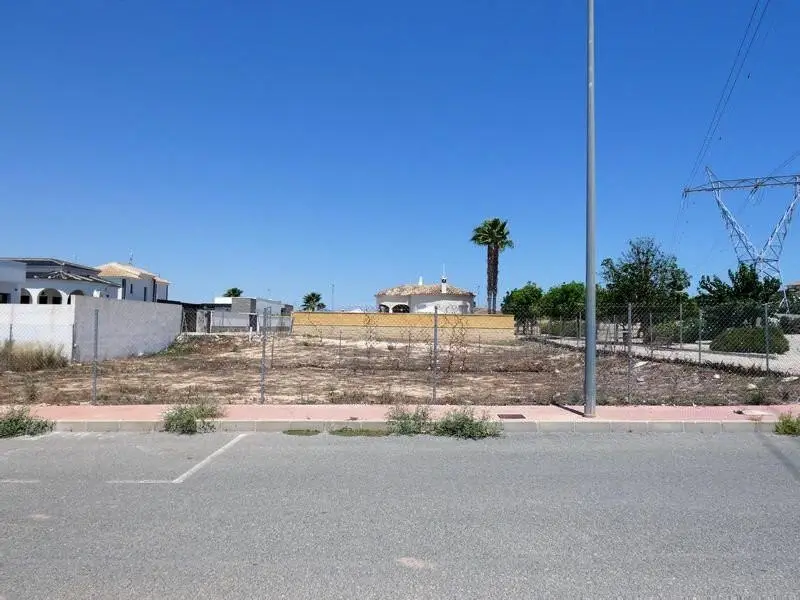 Parcela en esquina 860m2 con Proyecto Villa en La Marina