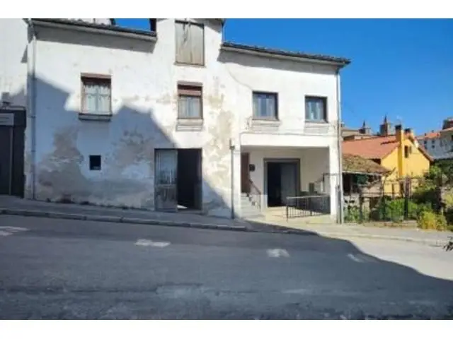 Casona Asturiana en Cangas del Narcea: Casa con Jardín y Bodega