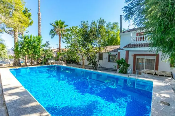 Villa 5 Dormitorios Orihuela: Lujo y Tranquilidad