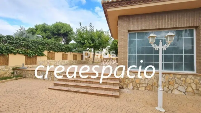 Casa 400m2 con Piscina Climatizada y Jardin en Carrer 536