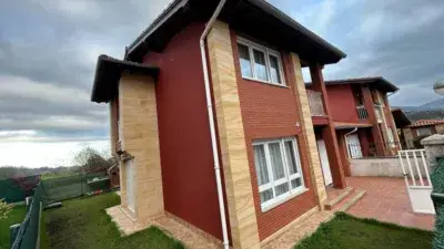 Casa Adosada en Cabezón de la Sal: 163m², 4 Habitaciones, Garaje