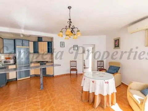 Casa de Pueblo en Competa con 3 Dormitorios y Terraza