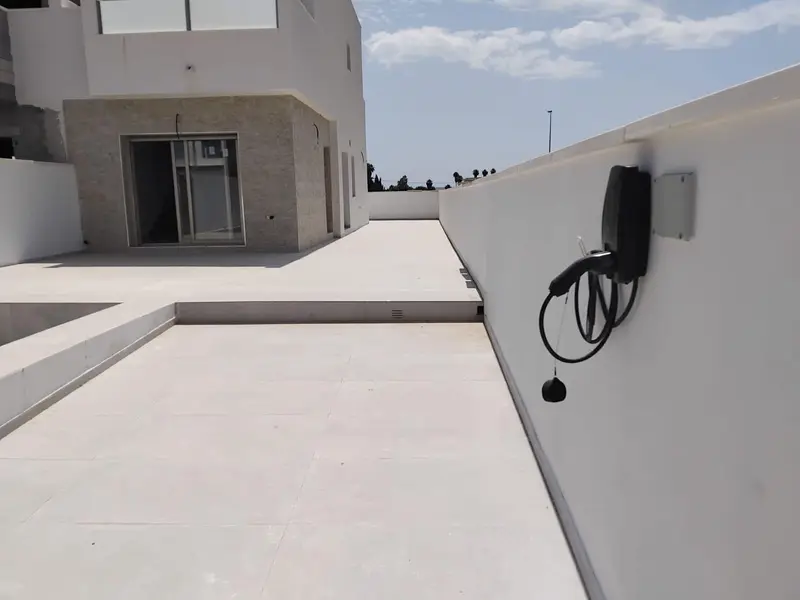 Villa en Daya Nueva con Piscina Privada y Terraza - 3 Dormitorios