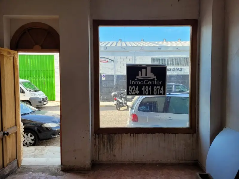 Venta Local comercial en Barriada de Llera, Grupo de José Antonio, Casco Antiguo Badajoz - Ref: 20.687