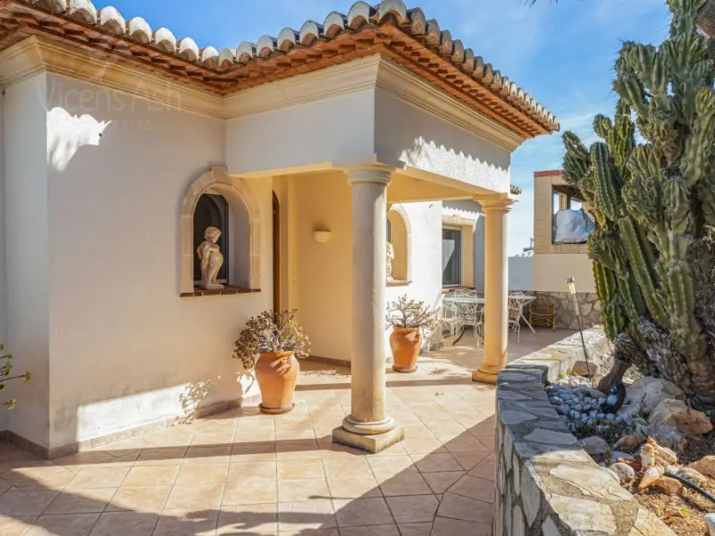 Villa en Jávea con Vistas al Mar y Piscina Privada