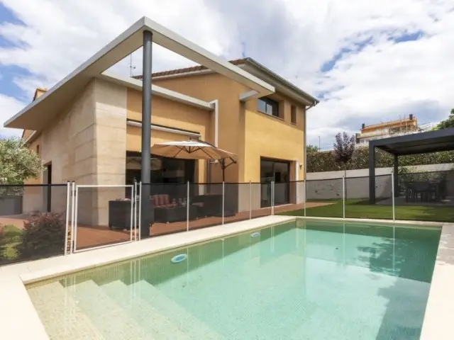 Casa Villa 4 Dormitorios Olot Girona