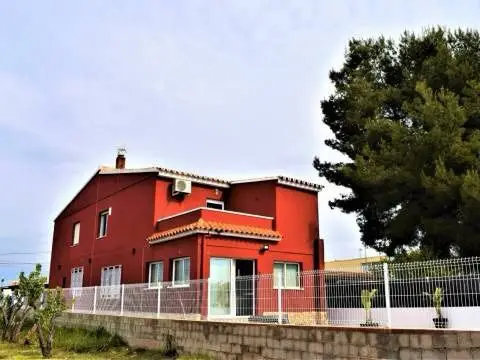 Chalet en Playa Burriana con Piscina y Garaje