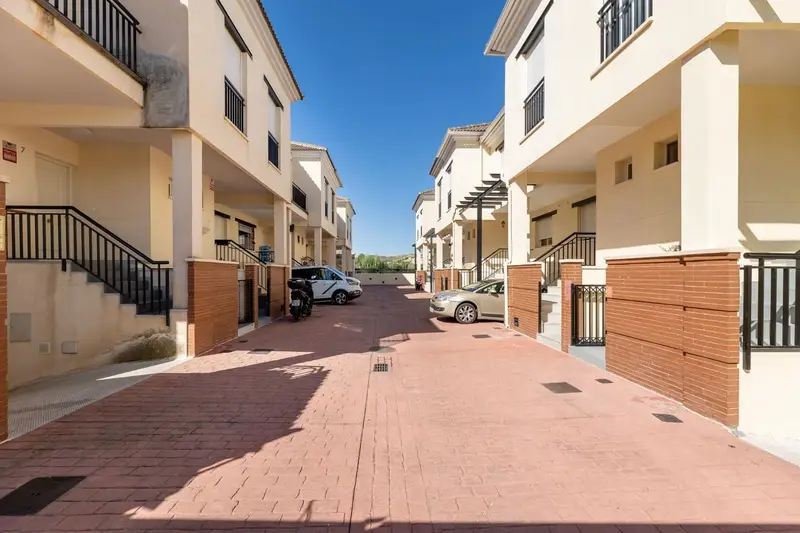 Adosado en Las Gabias con Piscina y Patio