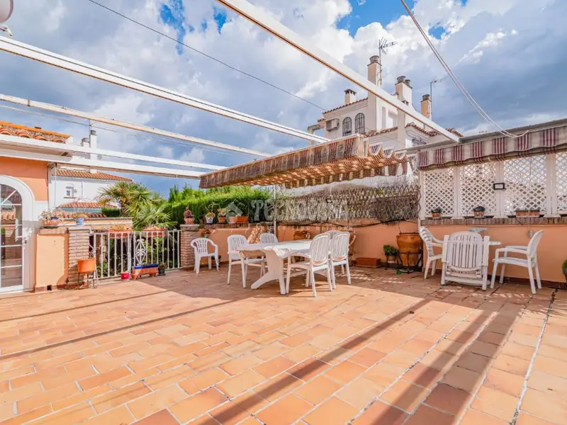 Casa en Venta Peligros 5 Dormitorios 3 Baños Garaje
