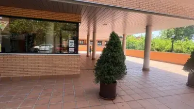 Bajo con Jardin en Urbanizacion Privada