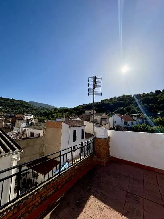Casa en Venta en Albuñuelas: Vistas, Comodidad y Tranquilidad