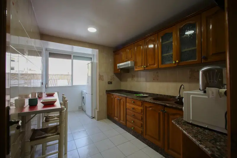 Habitacion Individual con Baño y Balcon Privado en Valencia