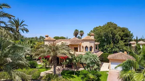 Casa en Elche con 5 Dormitorios 3 Baños Jardin y Piscina