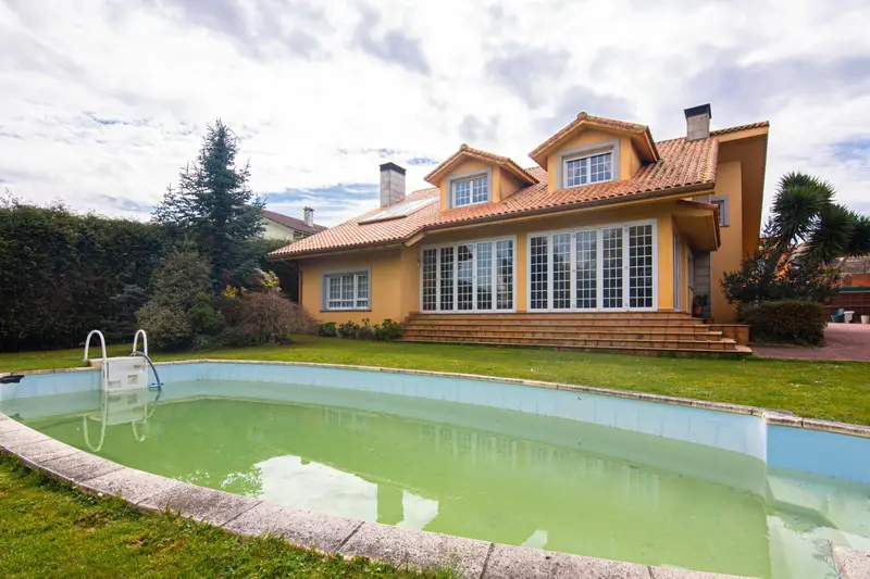 Casa con Piscina en Pravio Cambre Excelente Estado