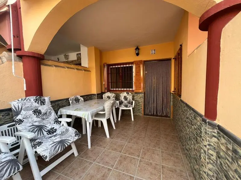 Bungalow en Los Alcázares: 2 dormitorios, patio y playa cerca