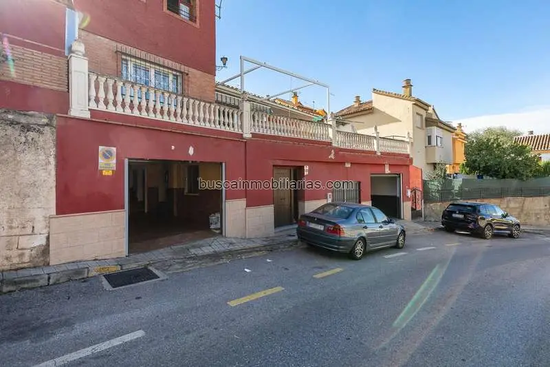 Chalet en Venta Huetor Vega 3 Plantas Garaje Terraza Barbacoa