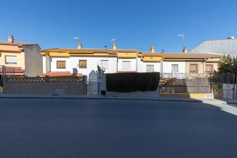 Venta Adosado con Chimenea en Iznalloz