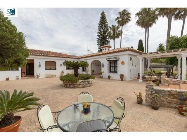 Villa de Lujo en Motril con Piscina y Placas Solares