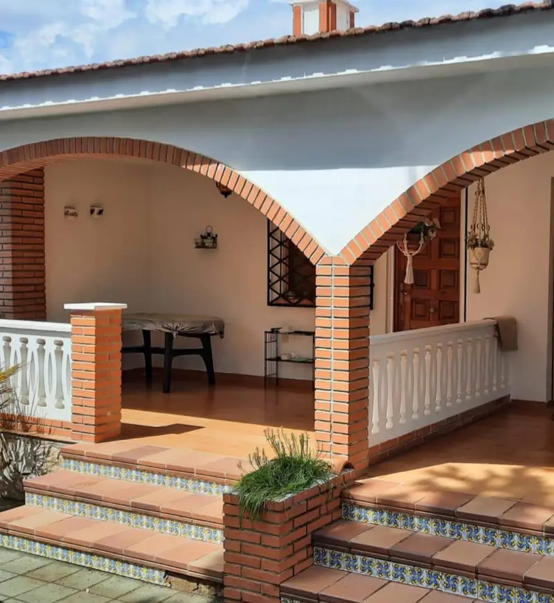 Casa Aislada en venta. Parcela con 3 viviendas independientes, pozo propio, piscina, jardín, zona de barbacoa y pista de baloncesto.
