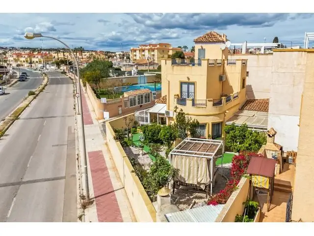 Chalet con Vistas al Mar en Orihuela Costa