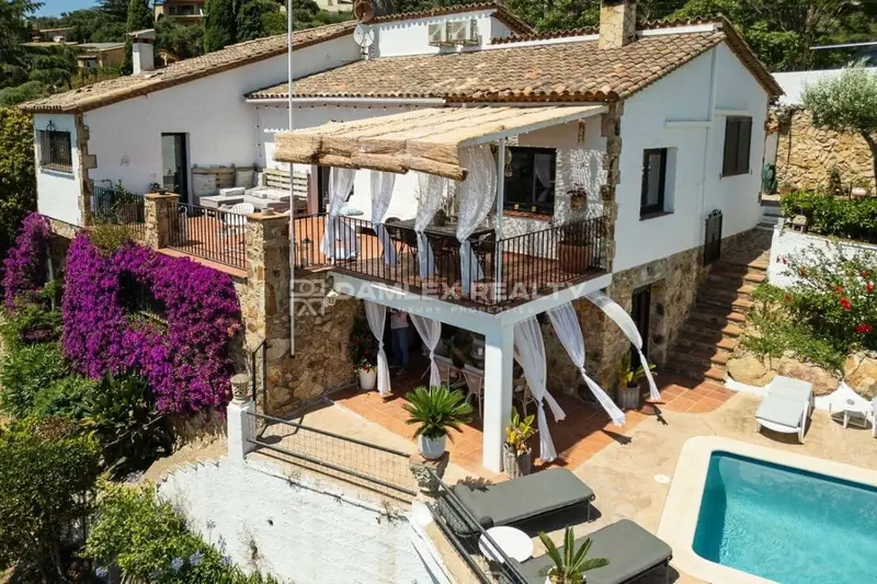 Chalet en Venta en Castell dAro con Vistas al Mar y Piscina