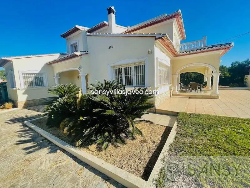 Villa en Jávea cerca de la playa con 4 dormitorios y piscina