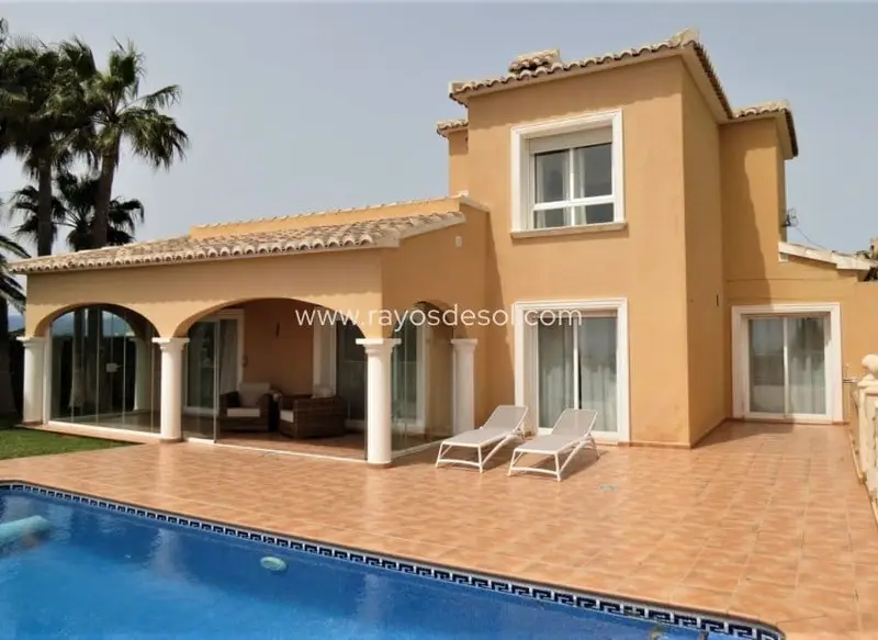Villa de Lujo en Cumbre del Sol con Vistas al Mar