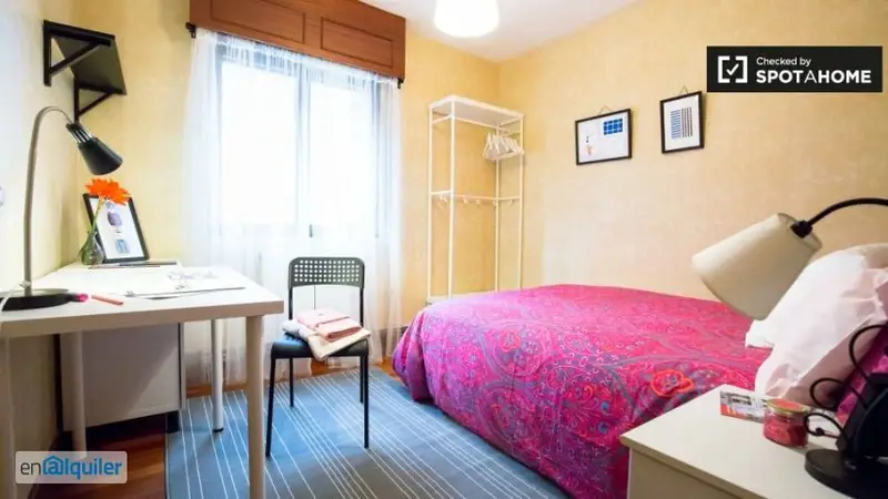 Amplia habitación con calefacción en un apartamento de 3 dormitorios, Uribarri