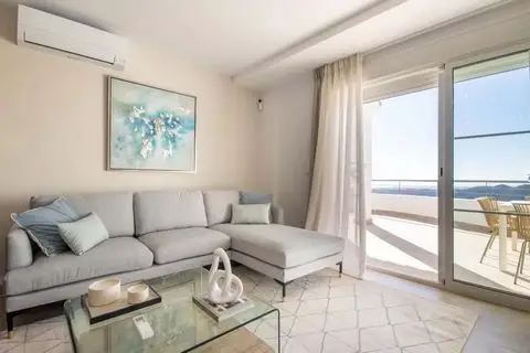Apartamentos en Venta Istán: Vistas al Mar y Piscina