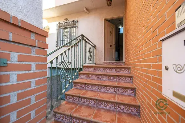Casa Adosada en Granada con 3 Dormitorios, Patio, Terraza y Cochera