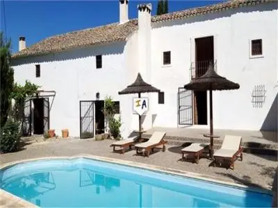 Cortijo en Rute con Piscina Privada y 4 Dormitorios