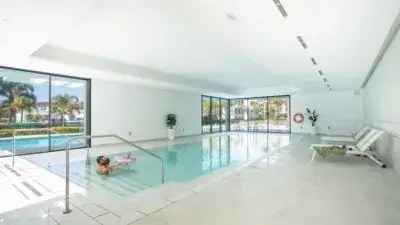 Apartamento en venta en Atalaya: Lujo y comodidad cerca del golf y la playa