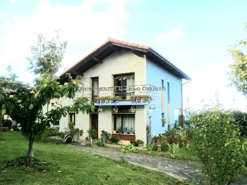 Venta Casa con Calefacci

 on y Terreno en Ea