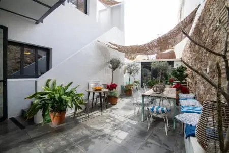 Casa en Casco Histórico Estepona: Reformada con Patio y Terraza