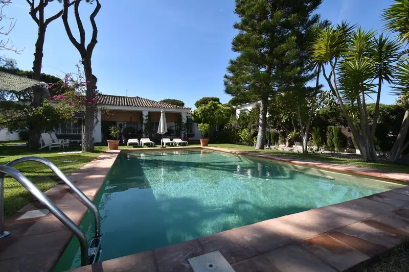 Villa en Venta Club de Tenis La Barrosa 4 Dormitorios Piscina Jardin