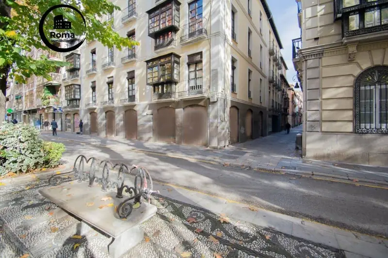 Piso en venta en Centro Granada: Lujo y comodidad en edificio emblemático