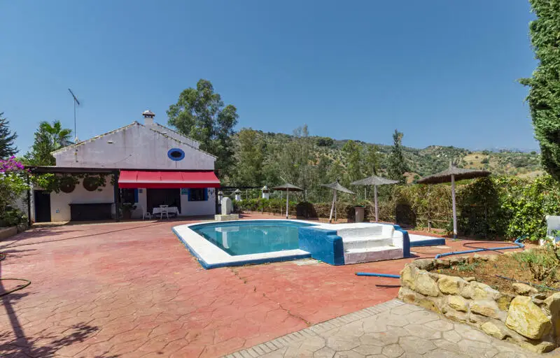 Casa rural con 11 dormitorios y 6 apartamentos en venta