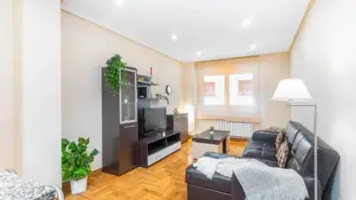 Apartamento en Luanco: Planta Baja Exterior con Trastero