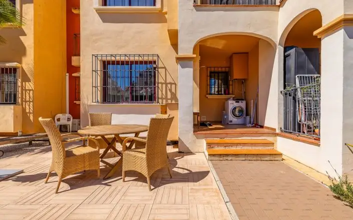 Apartamento 2 Dormitorios Torrevieja Patio Soleado