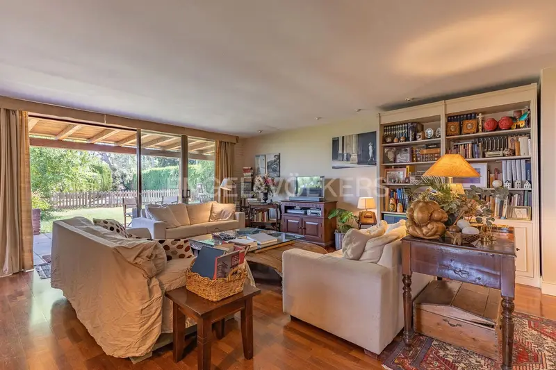Chalet en Bellaterra con Piscina y Apartamento Independiente